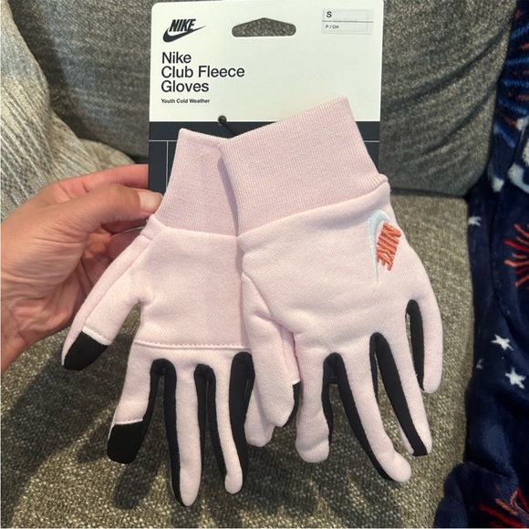 Small Nike Youth cold weather gloves 
Pink 
Winter accessories - Picture 2 of 3